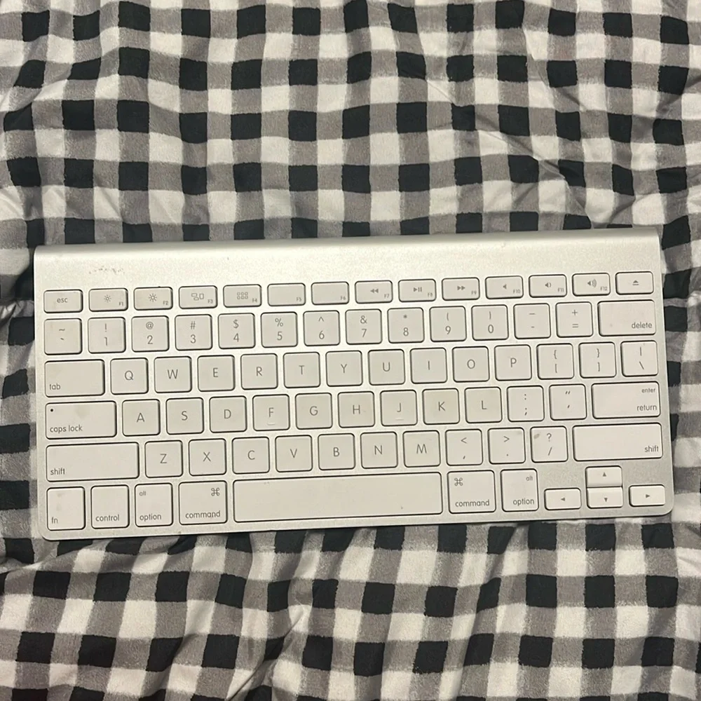 Apple Wireless Bluetooth Keyboard A1314, Battery Powered,‎ White/Silver
